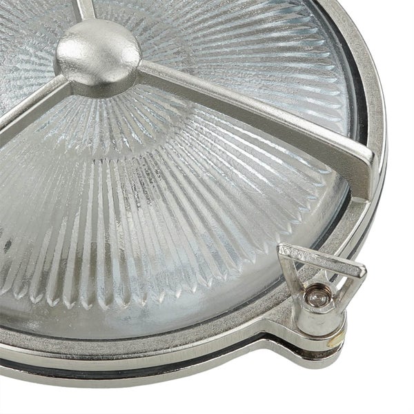 Detailaufnahme einer runden Deckenleuchte mit klarem, strukturiertem Glas und silberfarbenem Metallrahmen