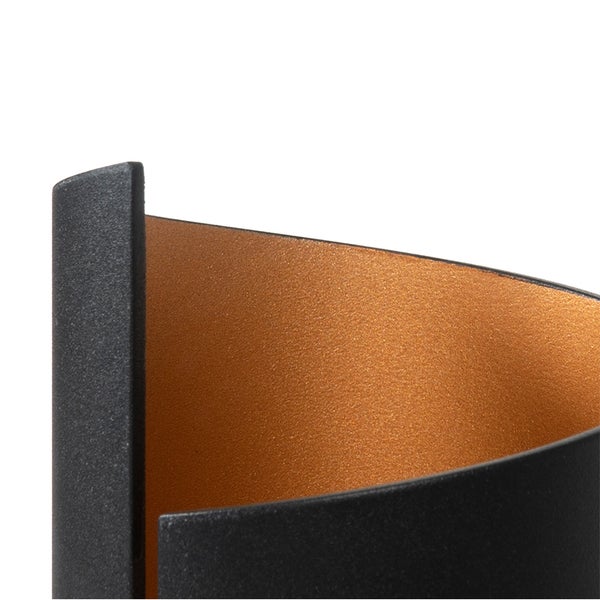 Detailaufnahme einer Wandleuchte mit schwarzer Außenseite und Innenfläche.