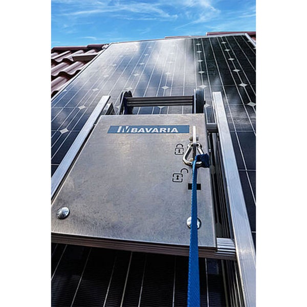 Bavaria Leiter-Dachhaken aus Metall auf einer Photovoltaikanlage zur sicheren Befestigung von Leitern bei Montagearbeiten.
