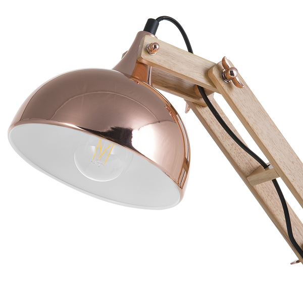 Schreibtischleuchte mit glänzendem Lampenschirm und Arm aus hellem Holz mit verstellbaren Schraubverbindungen.