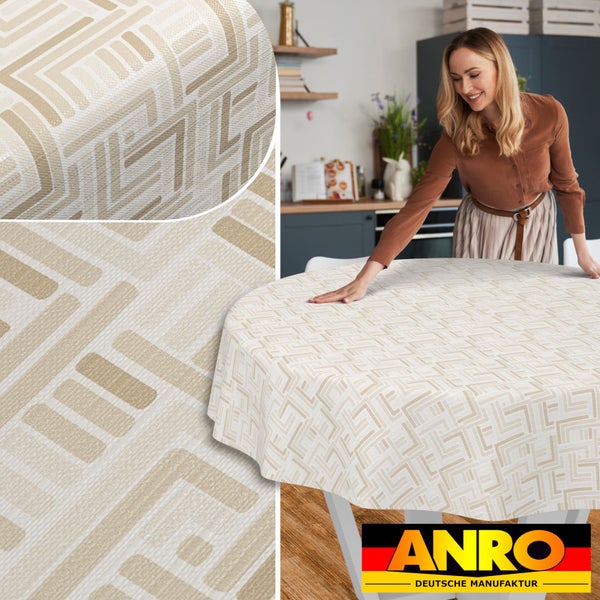 Eine Frau legt eine runde Tischdecke mit beigem geometrischem Muster auf einen Tisch, Detail der Struktur, ANRO Deutsche Manufaktur Logo.