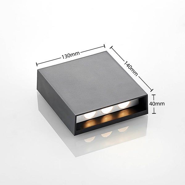 Eckige LED Wandleuchte mit Maßen: Breite 130 Millimeter, Länge 140 Millimeter, Höhe 40 Millimeter.