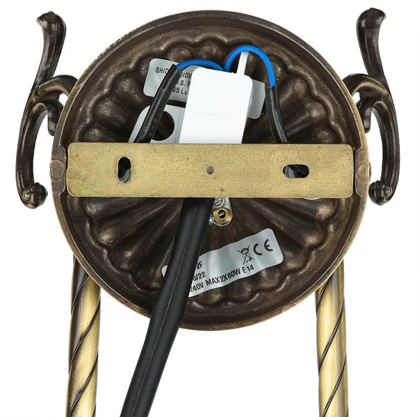 Detailaufnahme der Rückseite einer Wandleuchte mit Anschlusskabeln und Montageelementen.