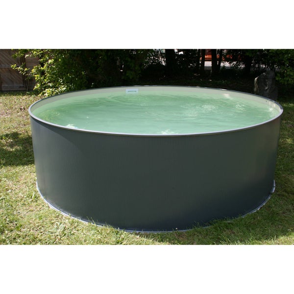 Rundes Stahlwandbecken im Garten mit Wasser gefüllt