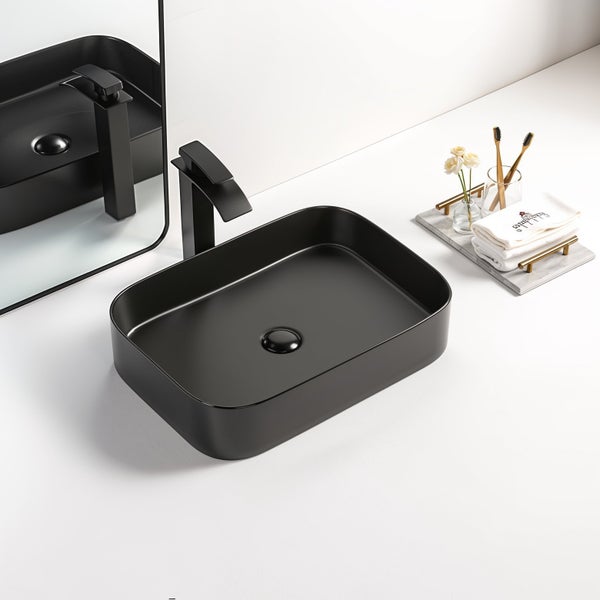 Aufsatzwaschbecken aus Sanitärkeramik mit Armatur und Accessoires im Badezimmer
