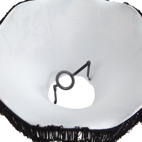 Innenansicht eines Textil-Lampenschirms mit einer Metallhalterung für eine Lampenfassung.