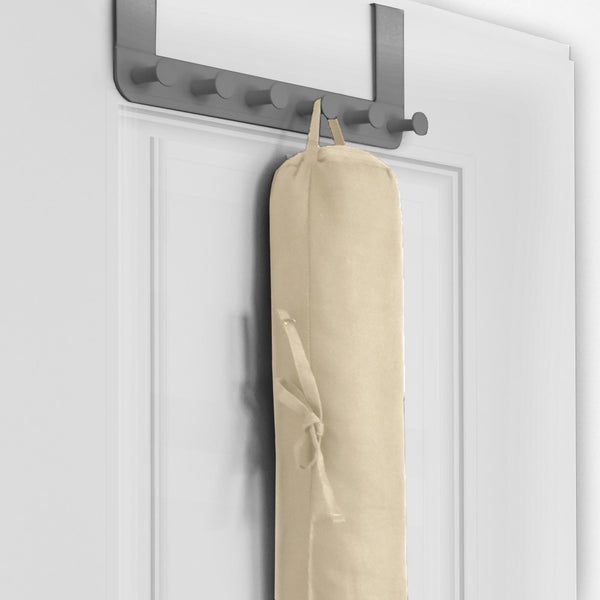 Türgarderobe mit Stofftasche an einer Tür