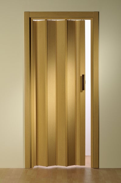 Holzfarbene Falttür mit Griff im Türrahmen