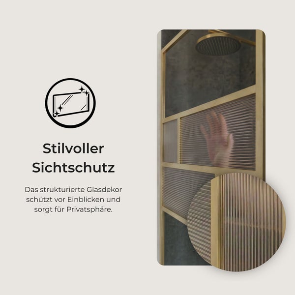 Duschabtrennung mit Goldrahmen und geriffeltem Glas für Sichtschutz und Privatsphäre im Badezimmer.
