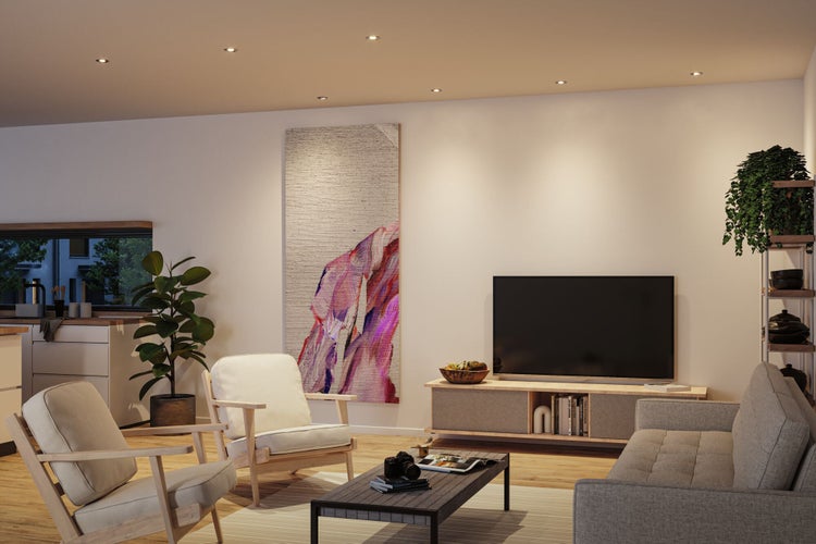 Modernes helles Wohnzimmer mit runden Einbaustrahlern an der Decke über einer Sitzgruppe und einem Fernsehunterschrank.