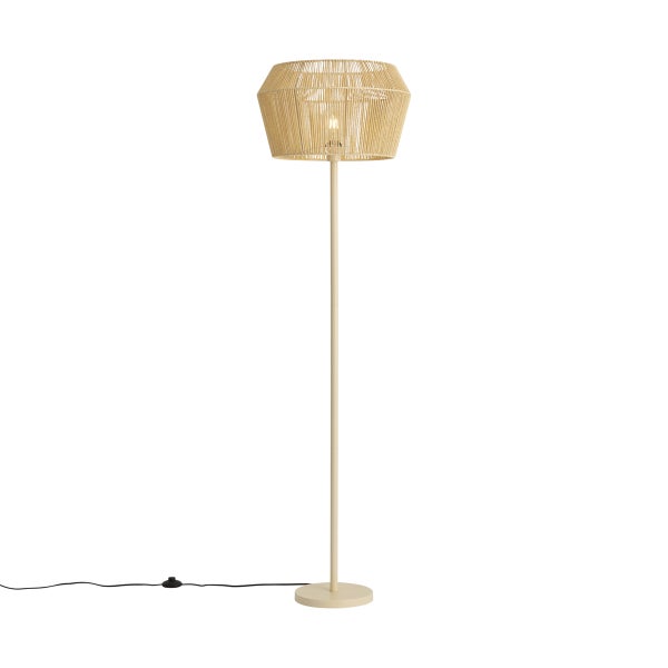 Moderne Stehleuchte mit hellem Metallgestell und geflochtenem Schirm im Natur-Look.