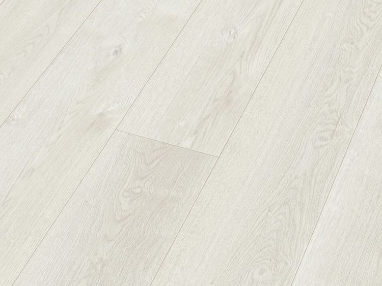 Laminatboden in Eichenoptik mit strukturierter Holzmaserung als Bodenbelag für Wohnräume.