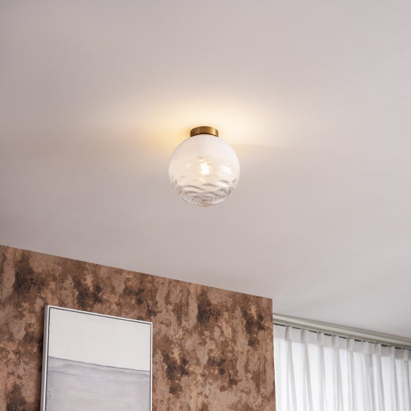 Deckenleuchte mit runder, gewellter Glasabdeckung und goldfarbener Halterung