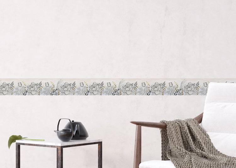Moderne Wohnzimmer-Szene mit floraler Tapetenbordüre mit skizzierten Blumen auf einer hellen Wand, neben einem Sessel und Beistelltisch.