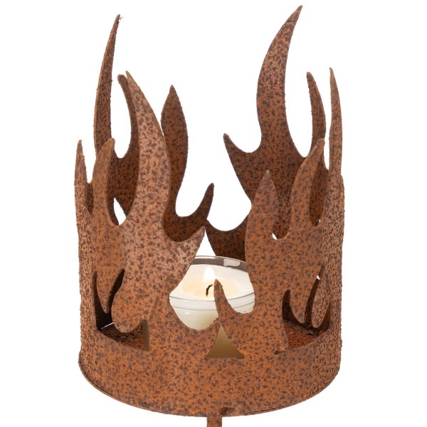 Windlicht aus Metall in Rostoptik mit Flammen-Motiv und Teelicht.