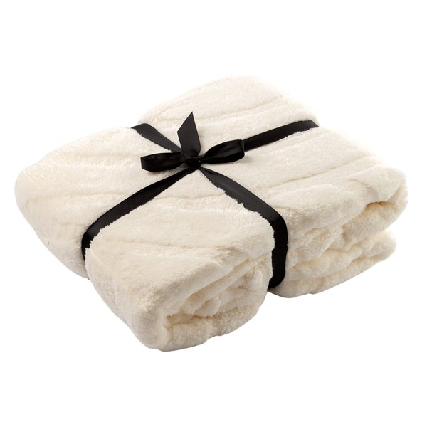 Zusammengefaltete, flauschige Kuscheldecke mit Schleife