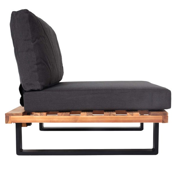 Modernes Loungesessel-Mittelteil für den Garten mit Holzgestell, Metallfuß und grauen Polsterkissen.