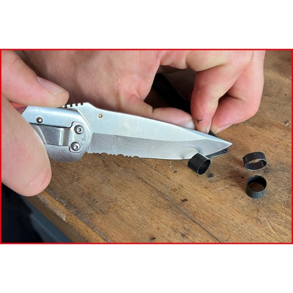 Einhandmesser schneidet Gummiringe auf einem Holztisch.