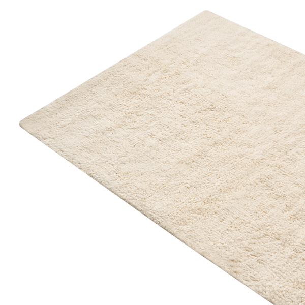 Beigefarbener Hochflor-Teppich mit weicher Struktur.