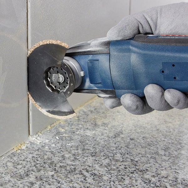 Mehrere Pflanzentöpfe aus Kunststoff mit Untersetzer