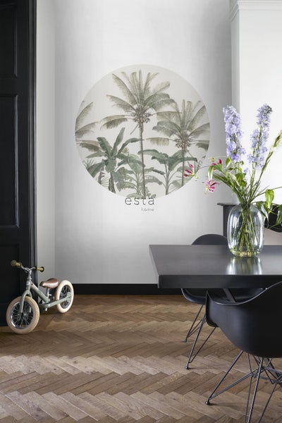 Wohnraum mit Wandbild, Esstisch und Kinderfahrrad