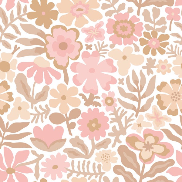 Heller Raum mit Vliestapete im Blumenmuster, antikem Holztisch mit Schubladenelement, rundem Rattanspiegel und Spielzeug.