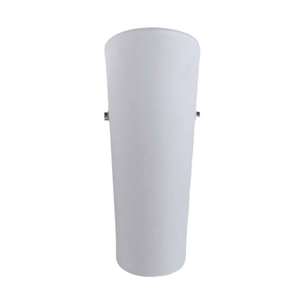 Minimalistische Wandleuchte mit gewölbtem weißem Glasschirm und kleinen Metallklammern.