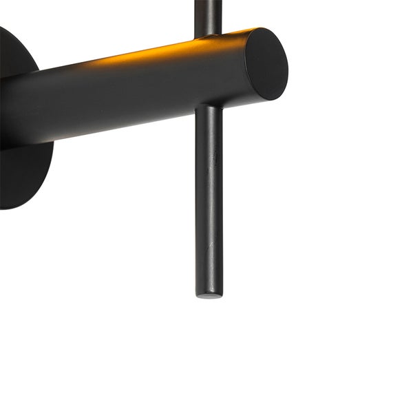 Detailansicht einer schwarzen Wandleuchte.