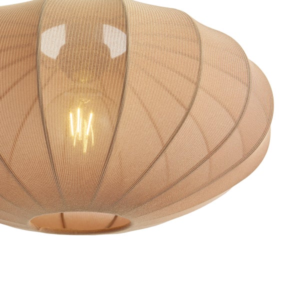 Nahaufnahme eines abgerundeten Lampenschirms aus strukturiertem Stoffgewebe mit einem sichtbaren Leuchtmittel.