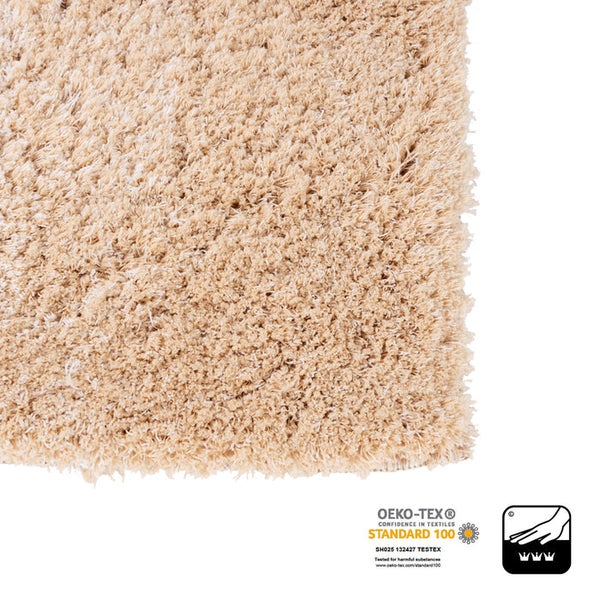 Detailansicht eines Shaggy Teppichs mit OEKO-TEX Standard 100 Siegel und Fußbodenheizungssymbol