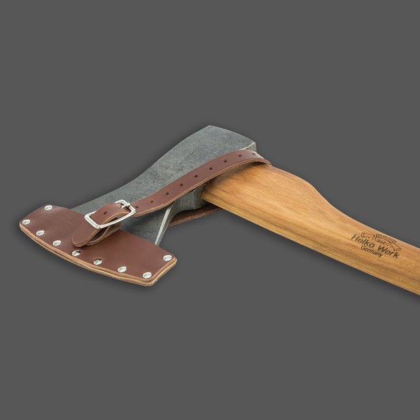 Handgeschmiedetes Beil mit Holzstiel und Lederschneidenschutz mit Helko Werk Logo