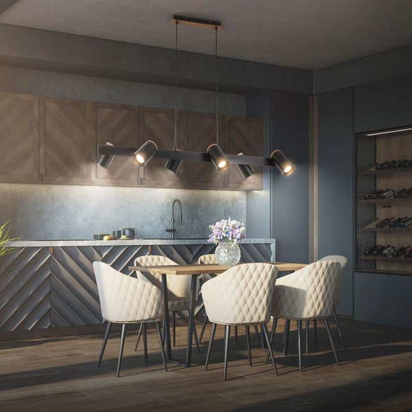 Moderne Hängeleuchte mit sechs verstellbaren Spots in Schwarz und Holzoptik über einem Esstisch mit gesteppten Stühlen.