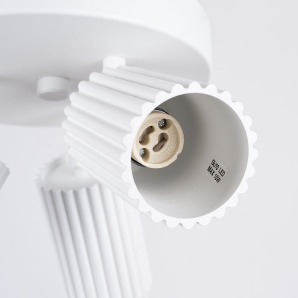 Detailansicht einer weißen Deckenleuchte mit Fassung für GU10 LED Leuchtmittel mit maximal 10 Watt