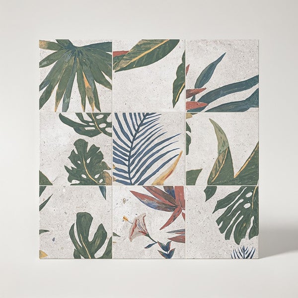 Wandfliese mit dekorativem Blattmuster und Blumenmotiv in Steinoptik im Quadrat angeordnet