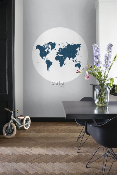 Wohnraum mit Wandtattoo Weltkarte, Tisch und Kinderfahrrad