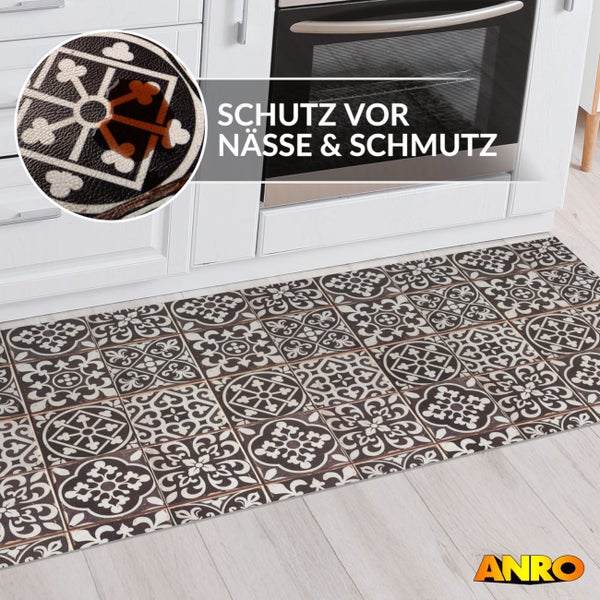 Küchenläufer mit Ornament-Fliesenmuster vor einem Backofen. Schutz vor Nässe und Schmutz. ANRO Logo.