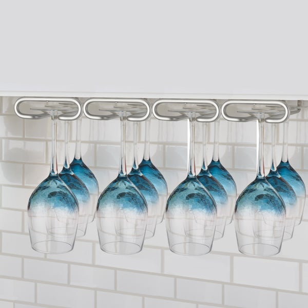 Gläserhalter aus Metall zur Unterbaumontage mit hängenden Weingläsern aus blauem und transparentem Glas vor einer hellen Fliesenwand.