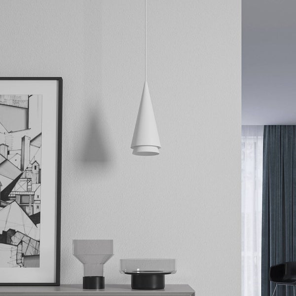 Moderne Innenraumszene mit Pendelleuchte, Kunstwerk und dekorativen Glasvasen auf einem Sideboard.