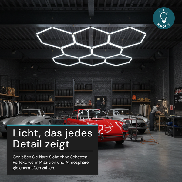 Werkstatt mit Deckenleuchte im Wabendesign und drei Oldtimern