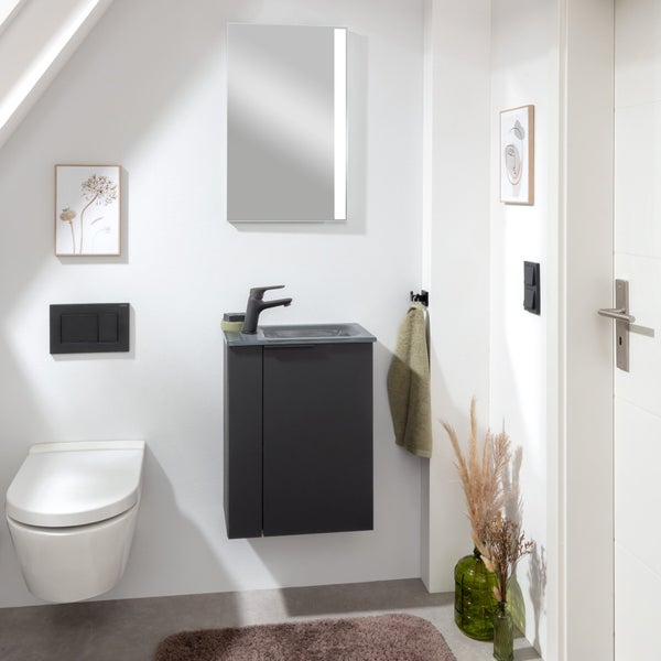 Modernes Badezimmer mit Hänge-WC, Waschtischunterschrank, Spiegel und Dekoration
