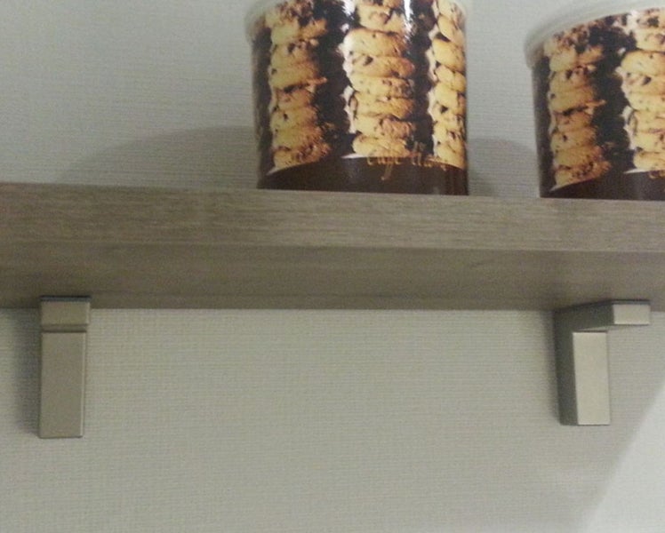 Wandregal mit zwei Behältern