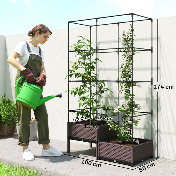 Modulares Kunststoff-Hochbeet mit Rankgitter, Maße 100 mal 50 mal 174 Zentimeter, Frau gießt Tomaten und Rosen.