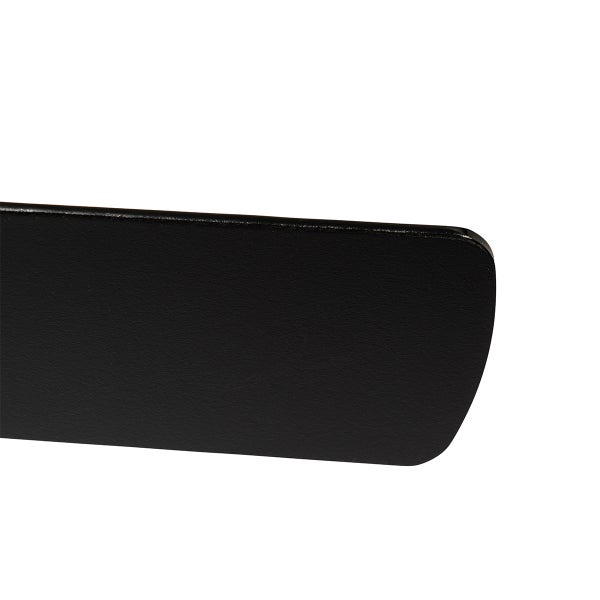 Nahaufnahme eines schwarzen Deckenventilator-Flügels mit abgerundetem Ende.