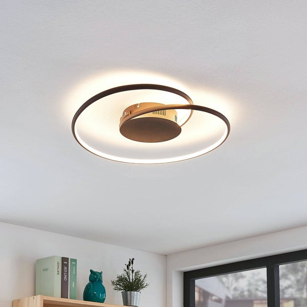 Moderne LED-Deckenleuchte mit spiralförmigem Design aus zwei überlappenden Ringen, warmweißes Licht, montiert an weißer Decke.
