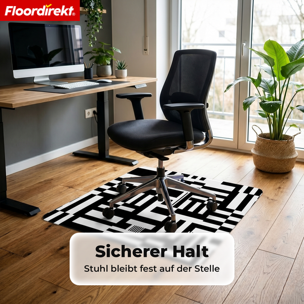 Bodenschutzmatte mit schwarz-weißem Muster unter einem Bürostuhl in einem hellen Heimbüro mit Holzfußboden. Floordirekt Logo.