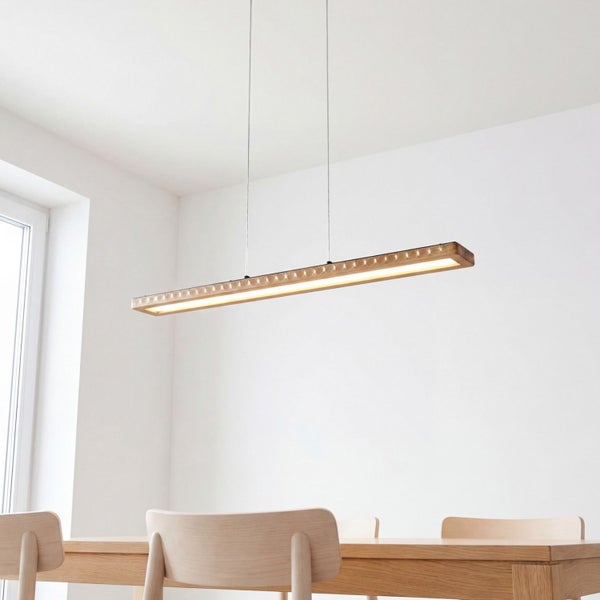 Schmale LED-Pendelleuchte aus Holz über einem Esstisch in einem hellen, minimalistischen Raum mit modernen Holzstühlen.