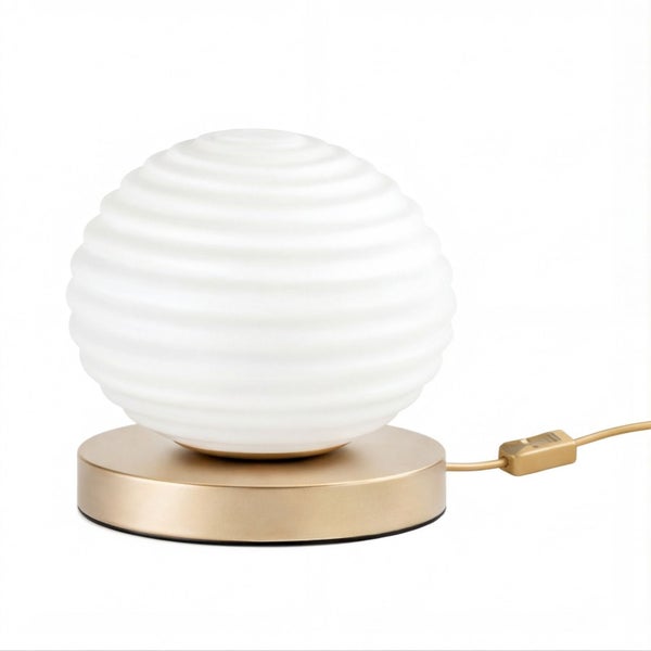 Tischleuchte mit weißem geriffeltem Kugelschirm aus Glas und rundem Sockel in Mattgold inklusive Schnurschalter.