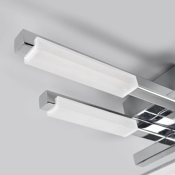 Moderne Deckenleuchte aus verchromtem Metall mit länglichen Diffusoren aus satiniertem Glas.