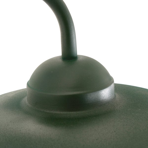 Detailansicht der Verbindung von Haltearm und Schirm einer Außenwandleuchte aus pulverbeschichtetem Metall.