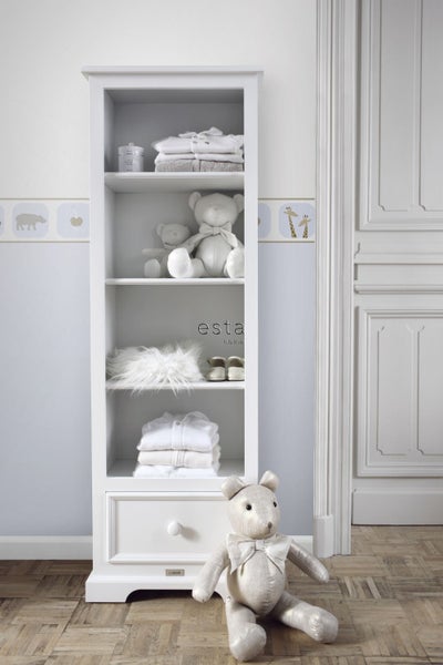Kinderzimmer mit Regal, Teddybären, Babykleidung und dekorativer Wandgestaltung